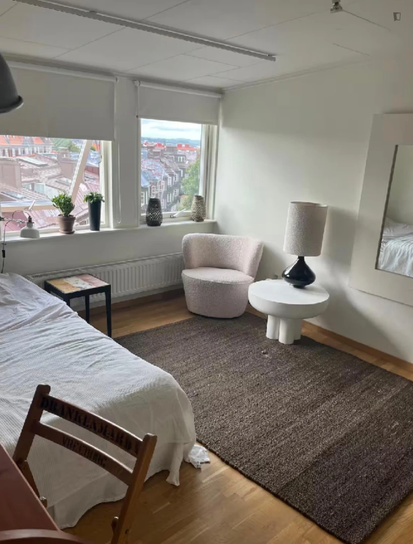 Functional student room perfect for studying in 