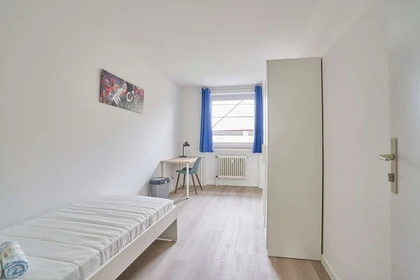 Quarto para alugar num apartamento partilhado em {area}