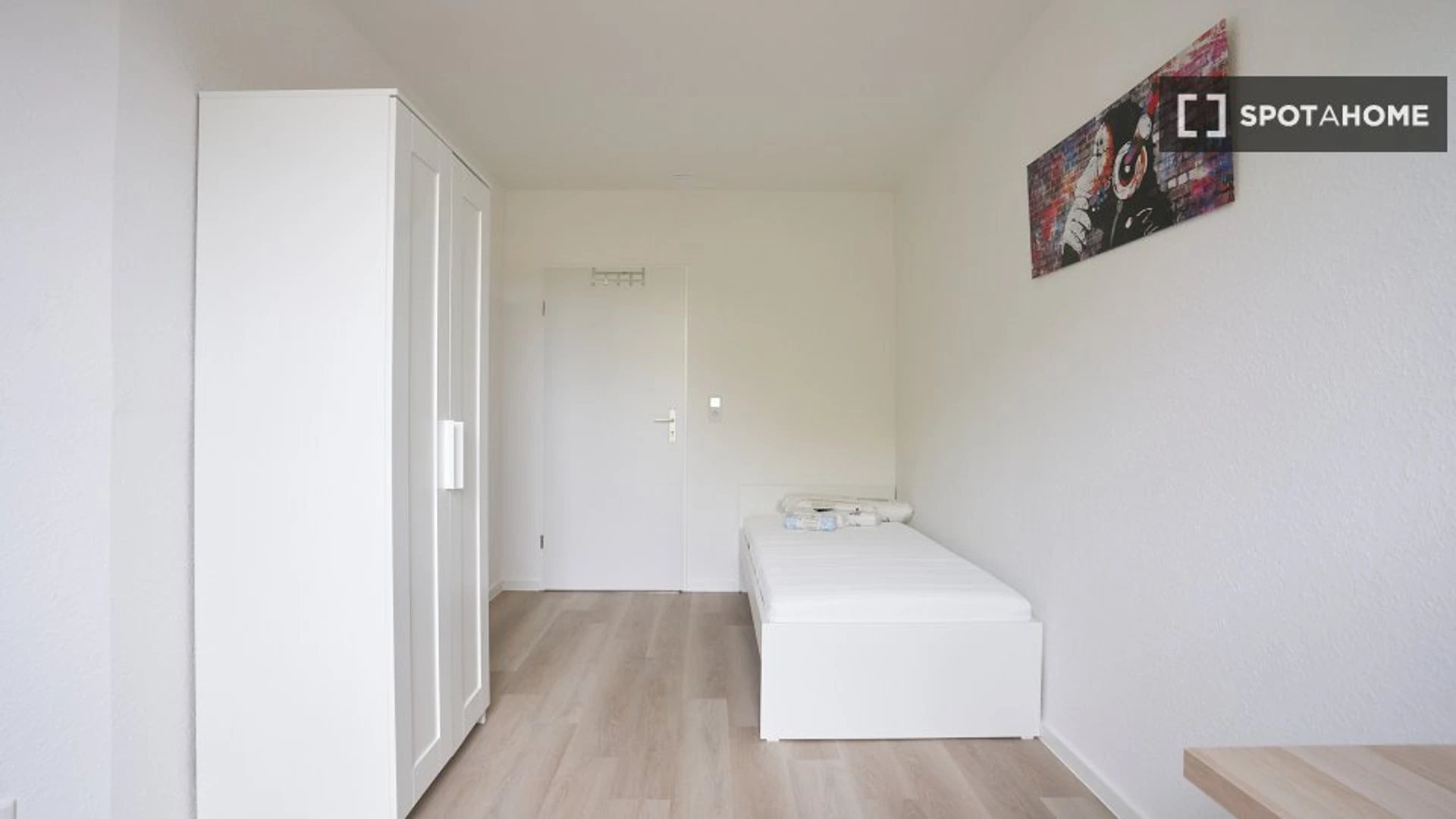 Quarto de estudante confortável e espaçoso em 
