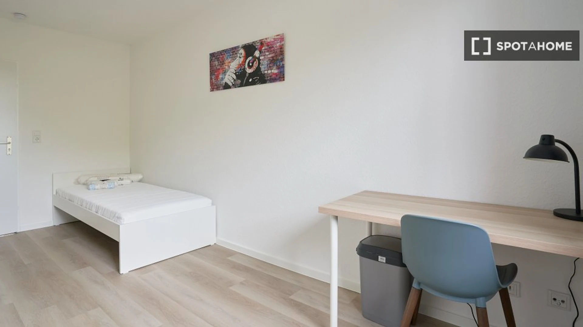 Quarto de estudante confortável e espaçoso em 