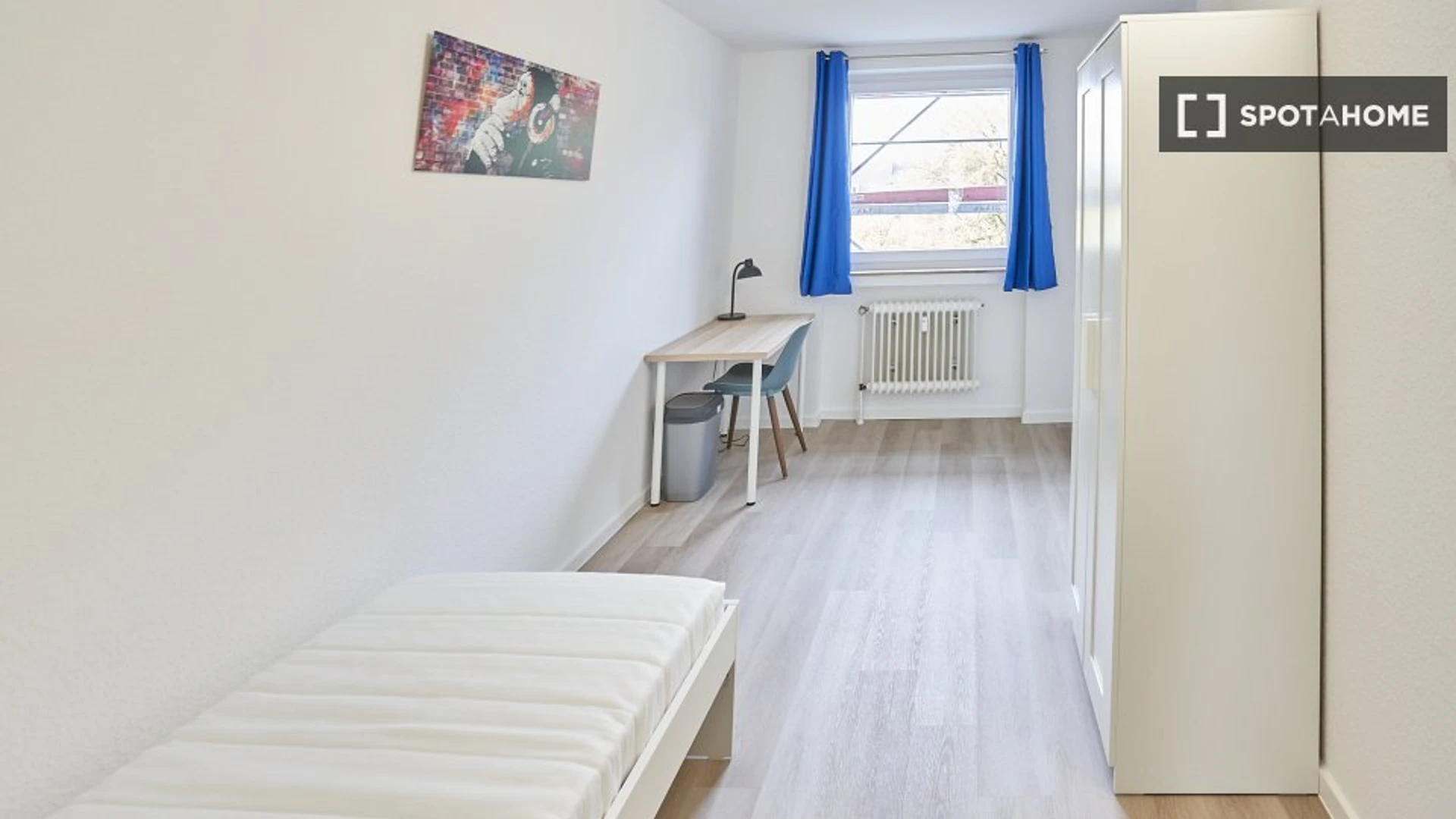 Quarto de estudante em  com área de estudo e instalações partilhadas