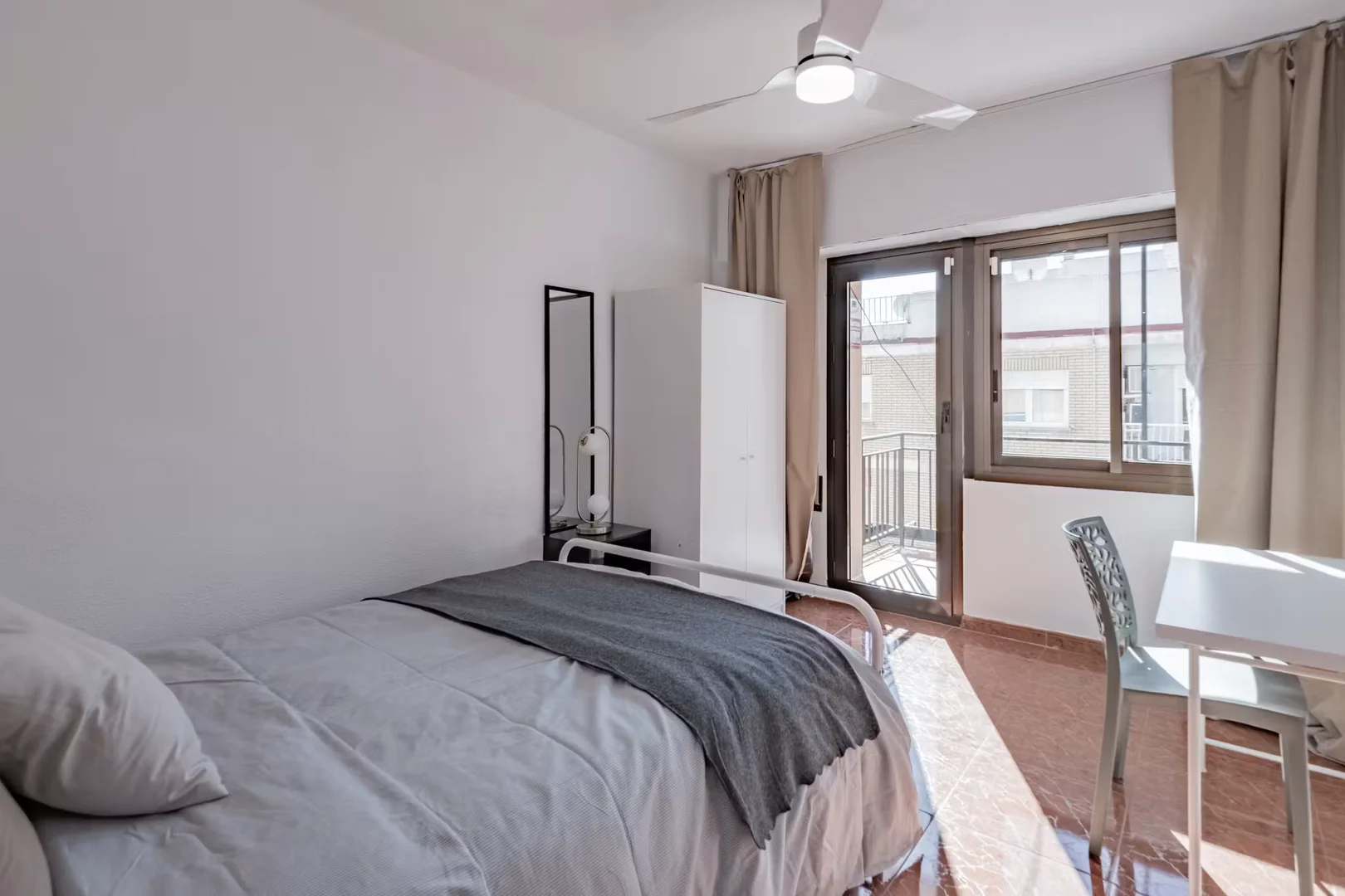 Chambre confortable pour étudiants disponible dans