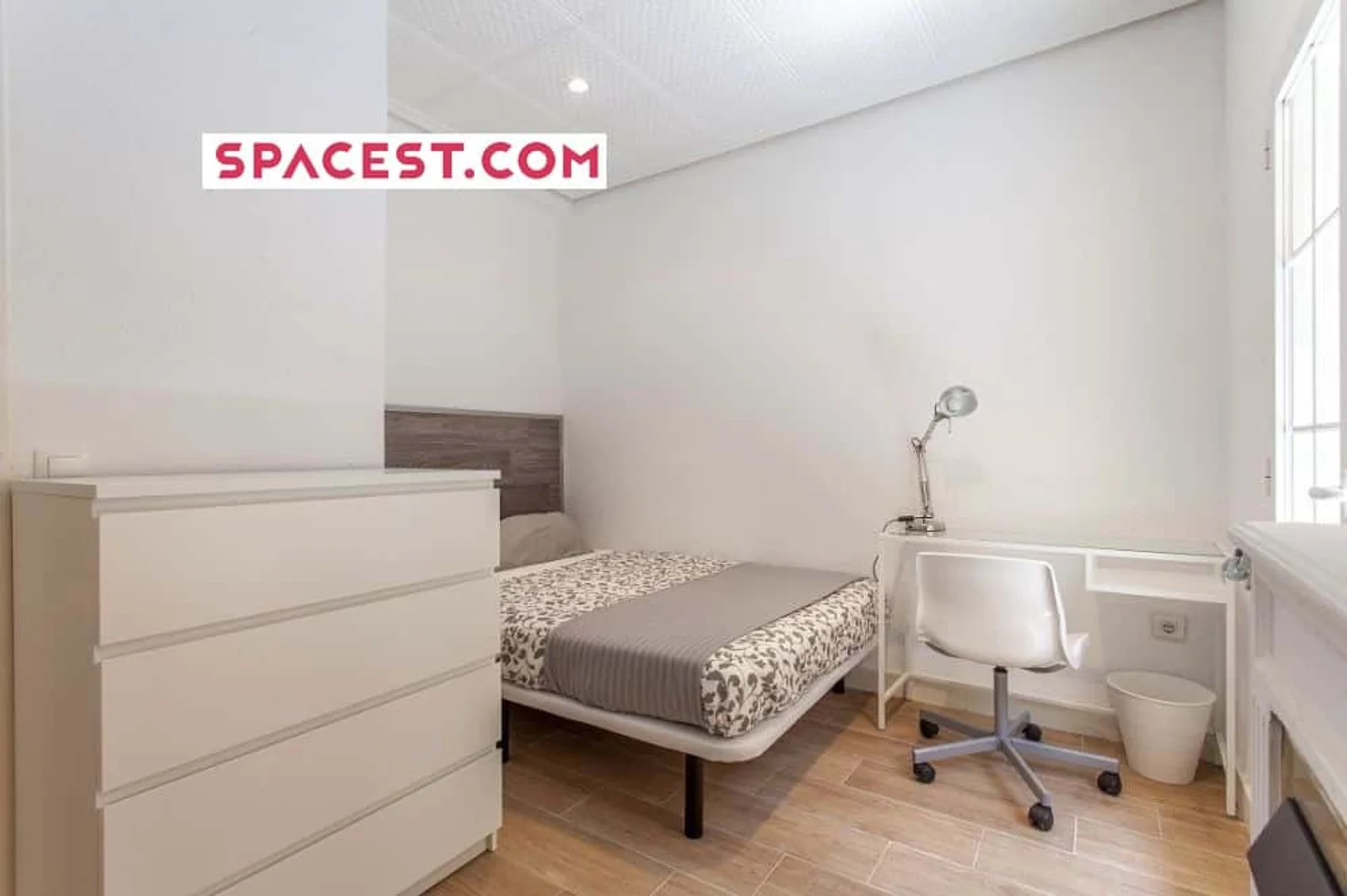 Habitación estudiantil luminosa y aireada con fácil acceso a la universidad en 