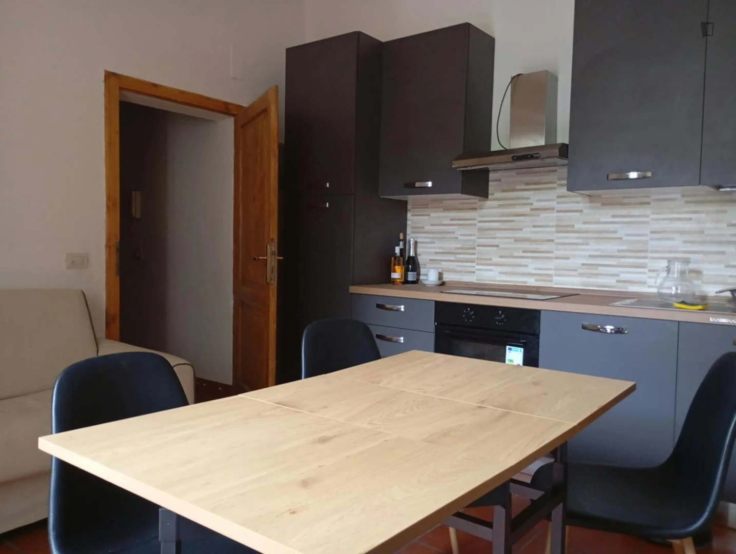 Functional student room perfect for studying in 