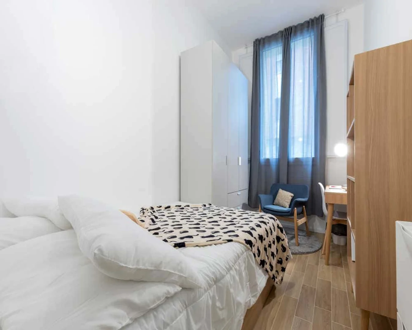 Chambre d'étudiant à avec espace d'étude et installations communes