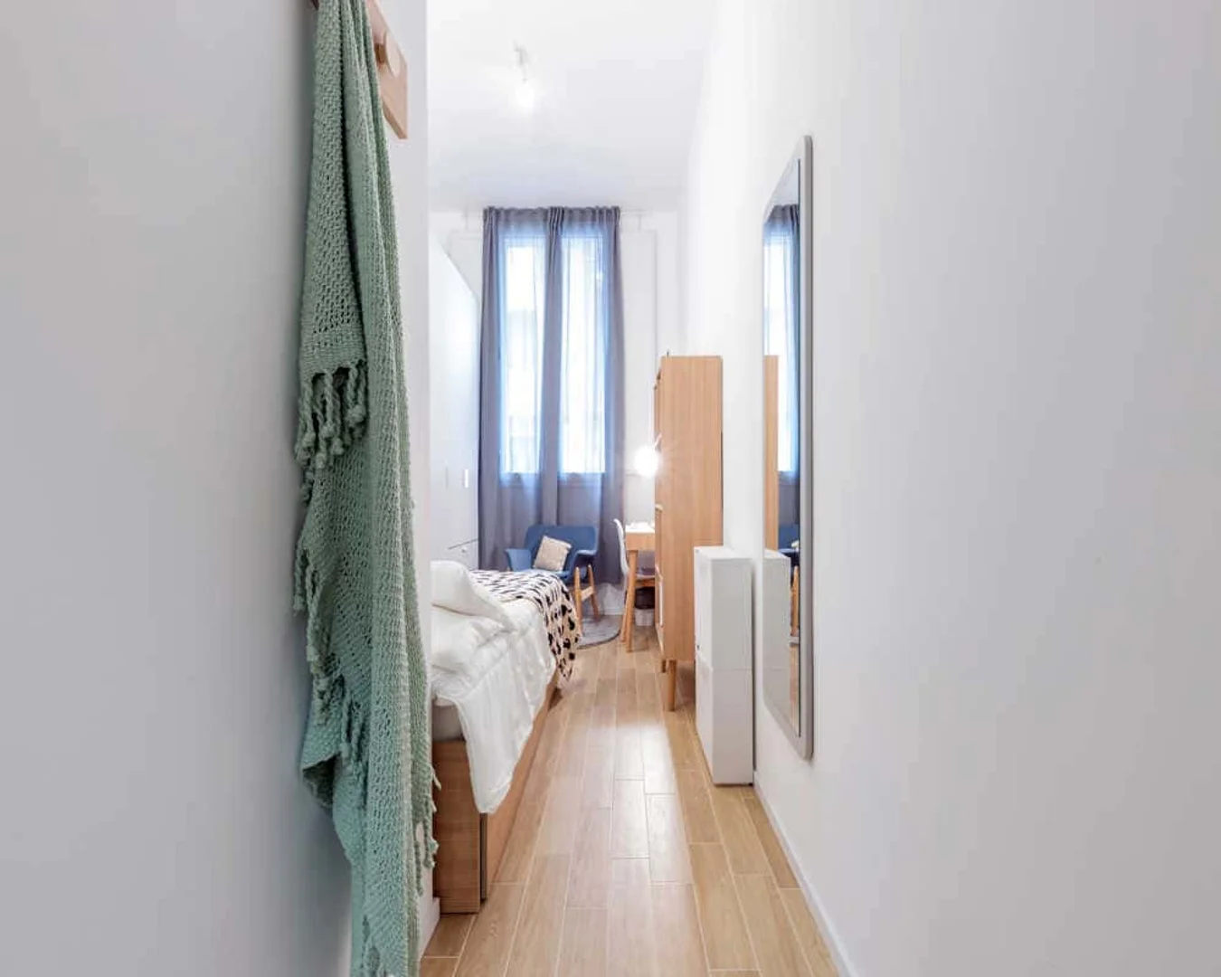 Chambre d'étudiant à avec espace d'étude et installations communes