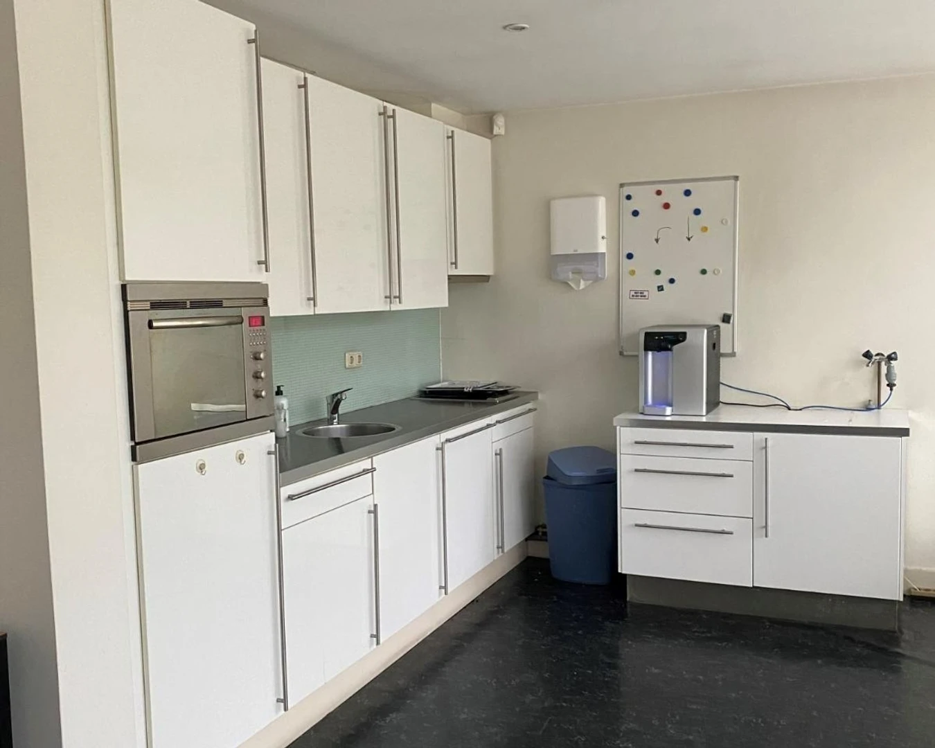 'da ders çalışmak için mükemmel olan fonksiyonel öğrenci odası