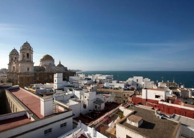 Habitación privada muy luminosa en Cádiz