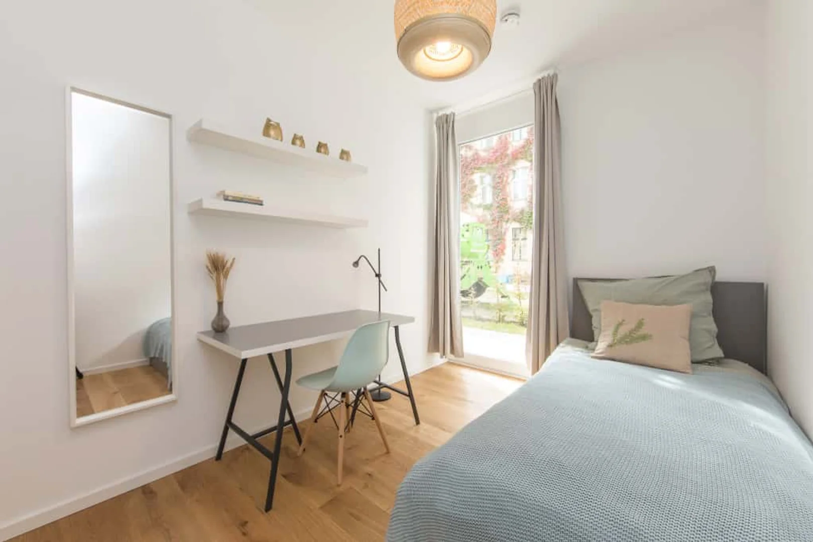 'de öğrenci dairesinde, tamamen mobilyalı kiralık oda