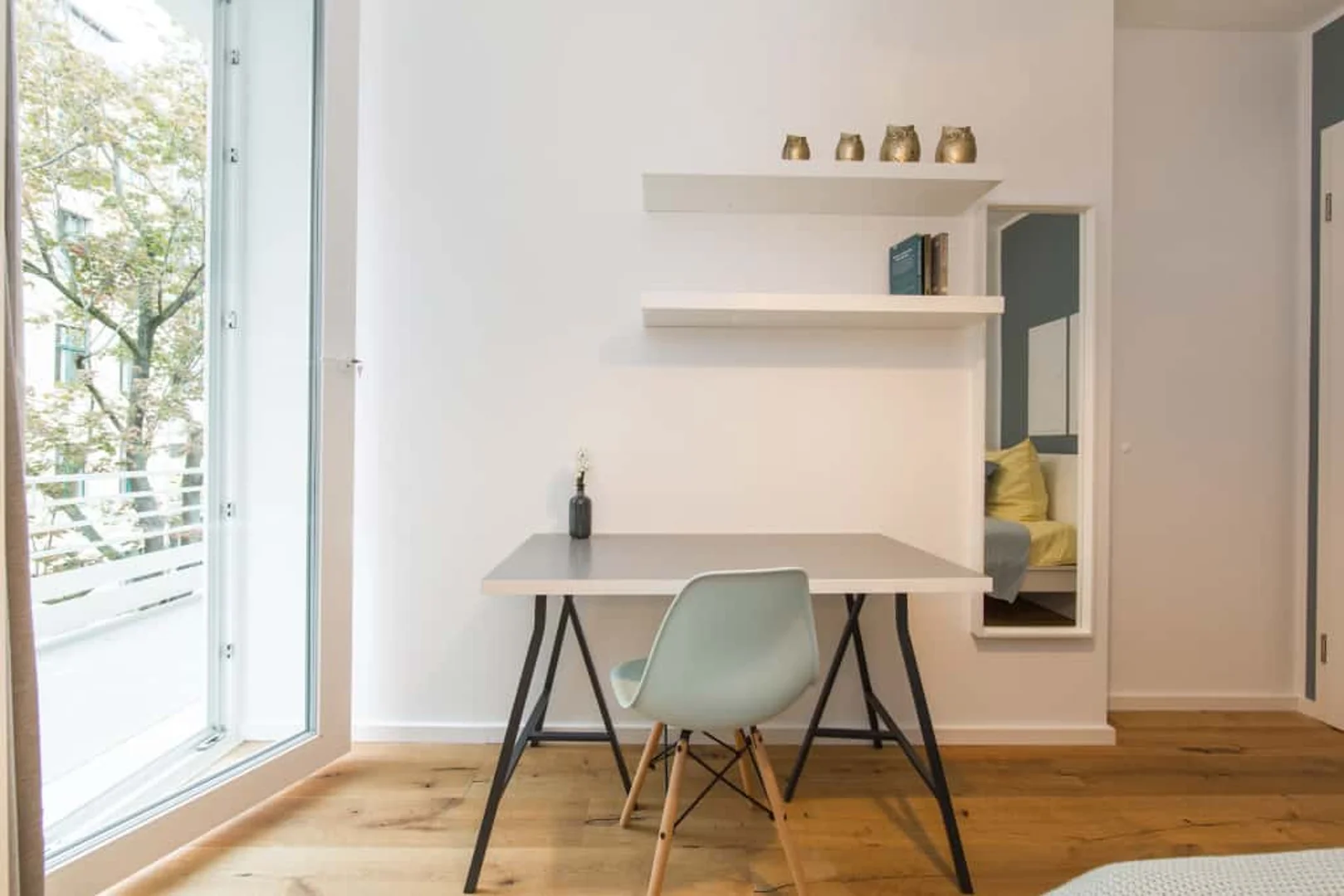 Quarto de estudante em  com área de estudo e instalações partilhadas