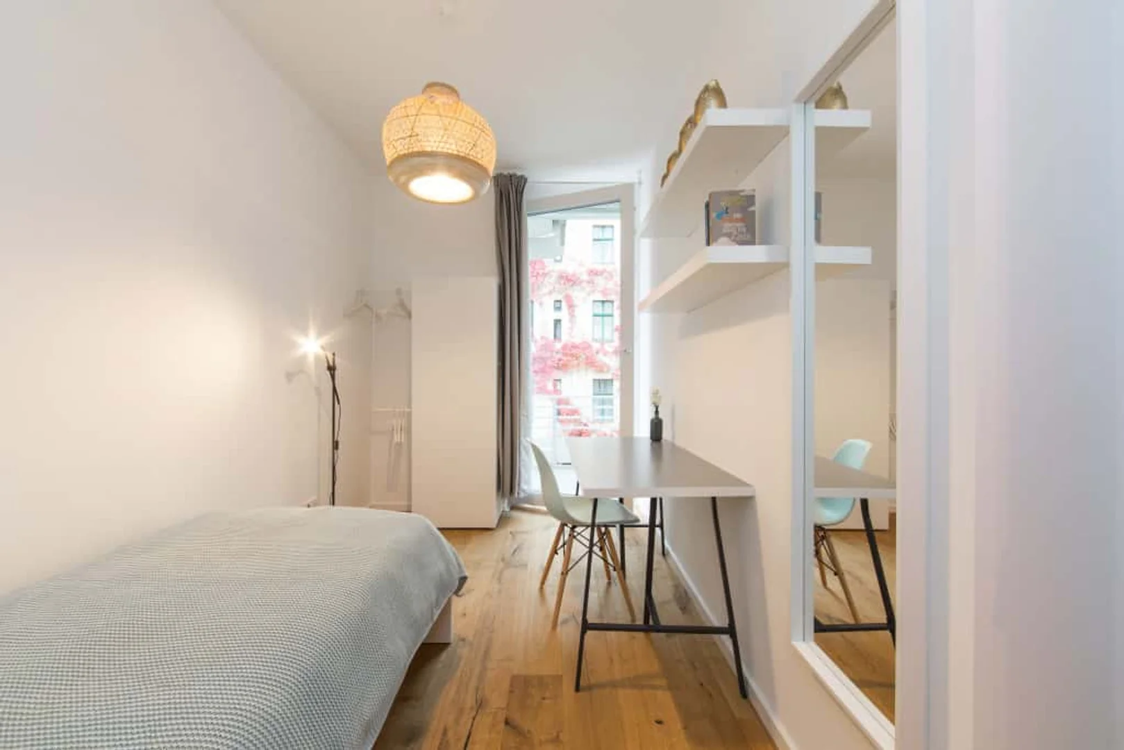 Quarto de estudante em  com área de estudo e instalações partilhadas