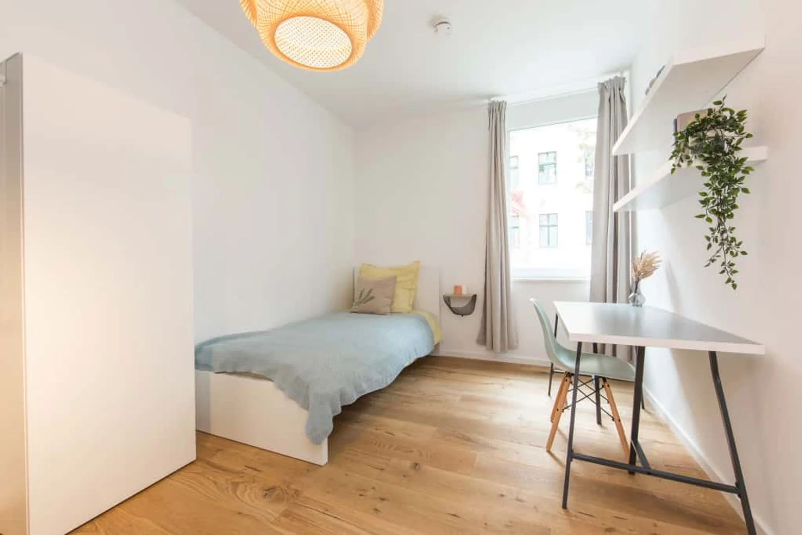 Quarto para alugar em apartamento de estudantes em , totalmente mobilado