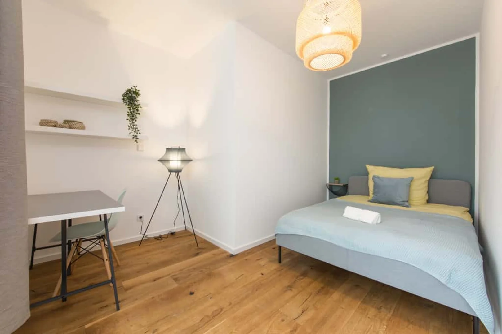 Quarto acessível para estudantes com iluminação ampla em 