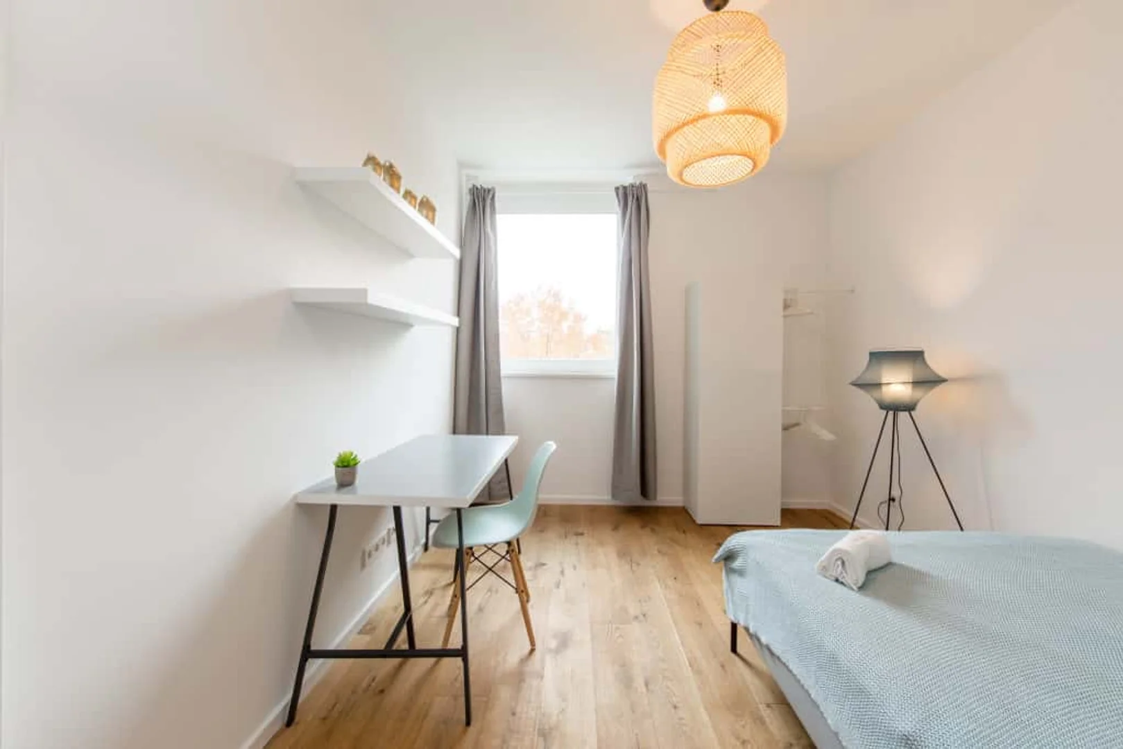 Zimmer in Studentenwohnung in zu vermieten, voll möbliert