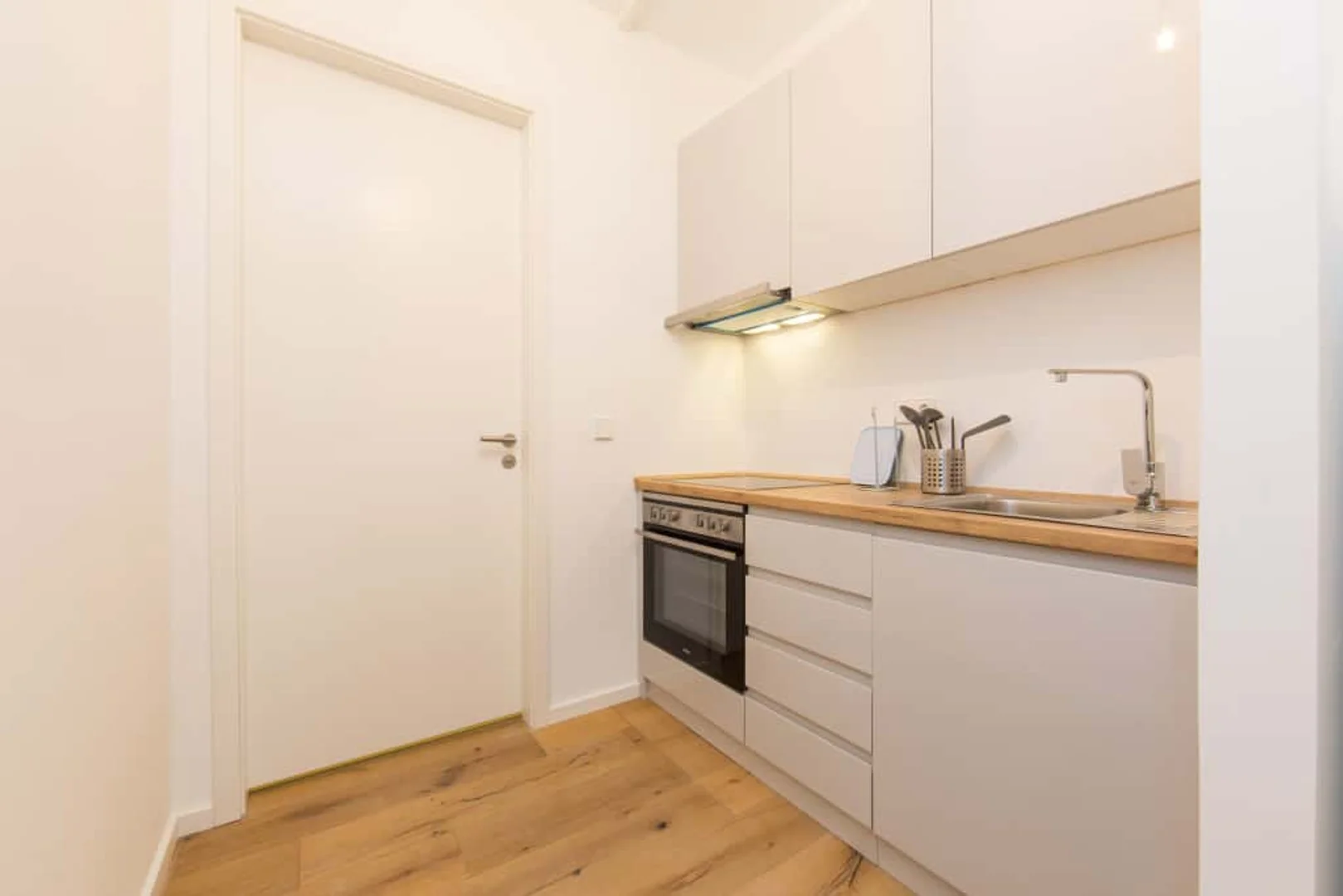 Bright and airy student room with easy university access in 