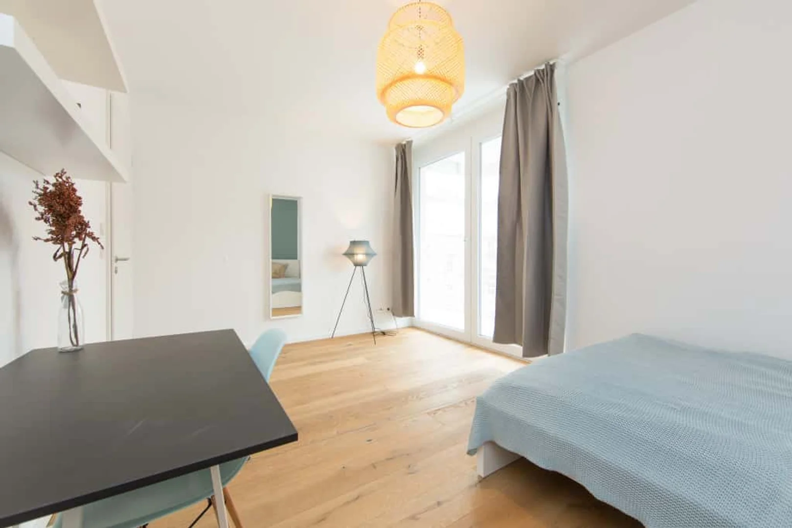 Chambre d'étudiant à  avec espace d'étude et installations communes