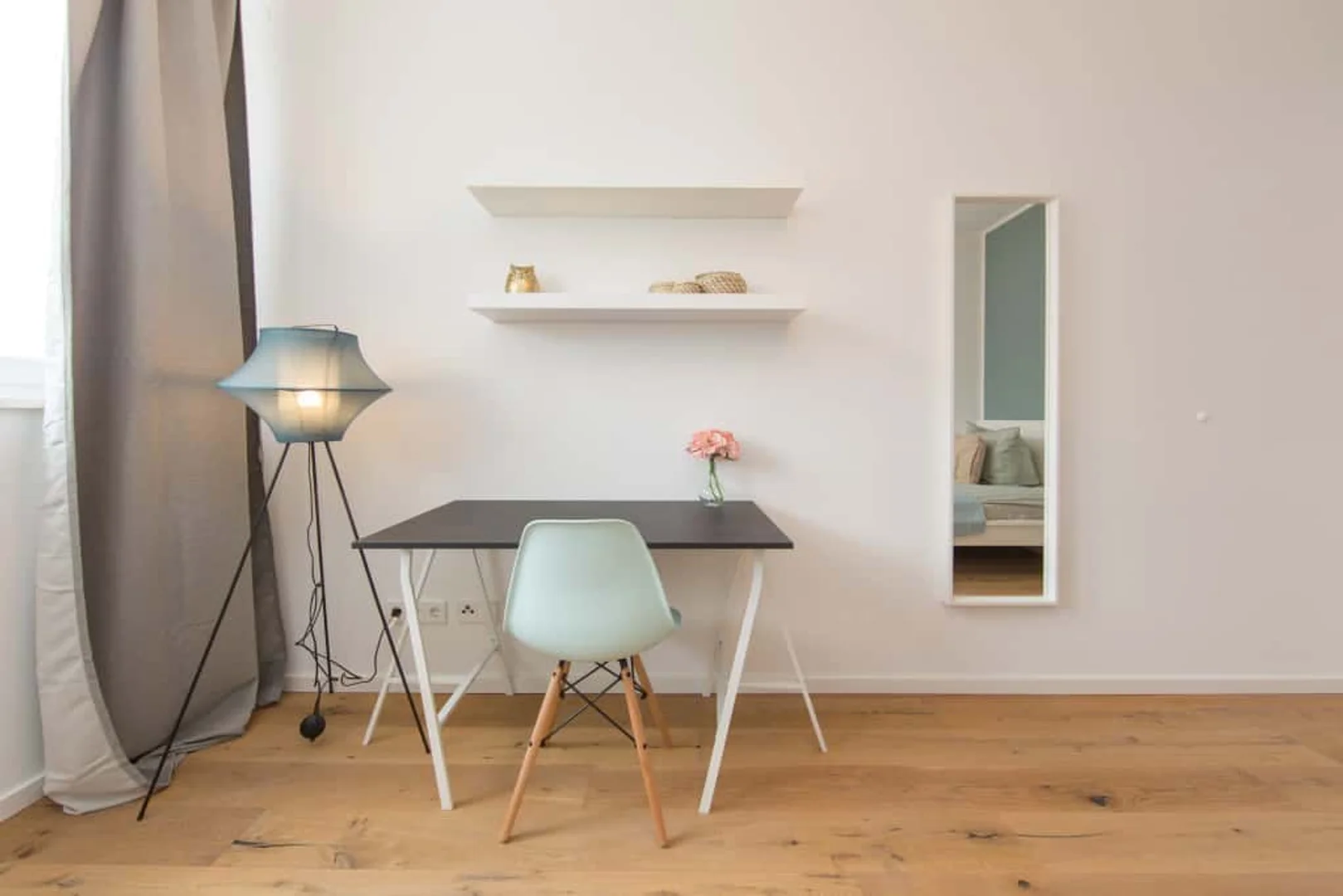 Chambre d'étudiant à  avec espace d'étude et installations communes