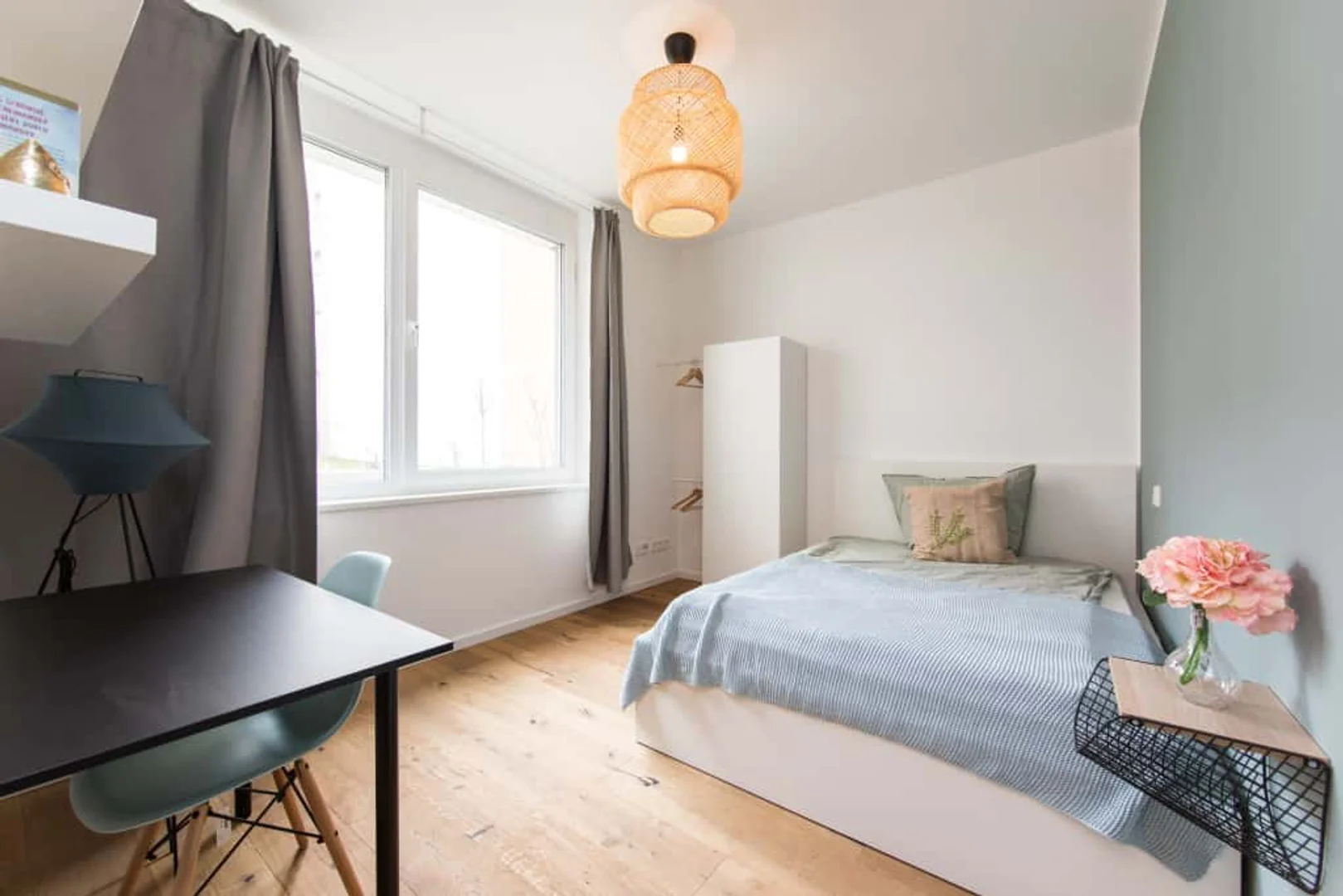 Bright and airy student room with easy university access in 