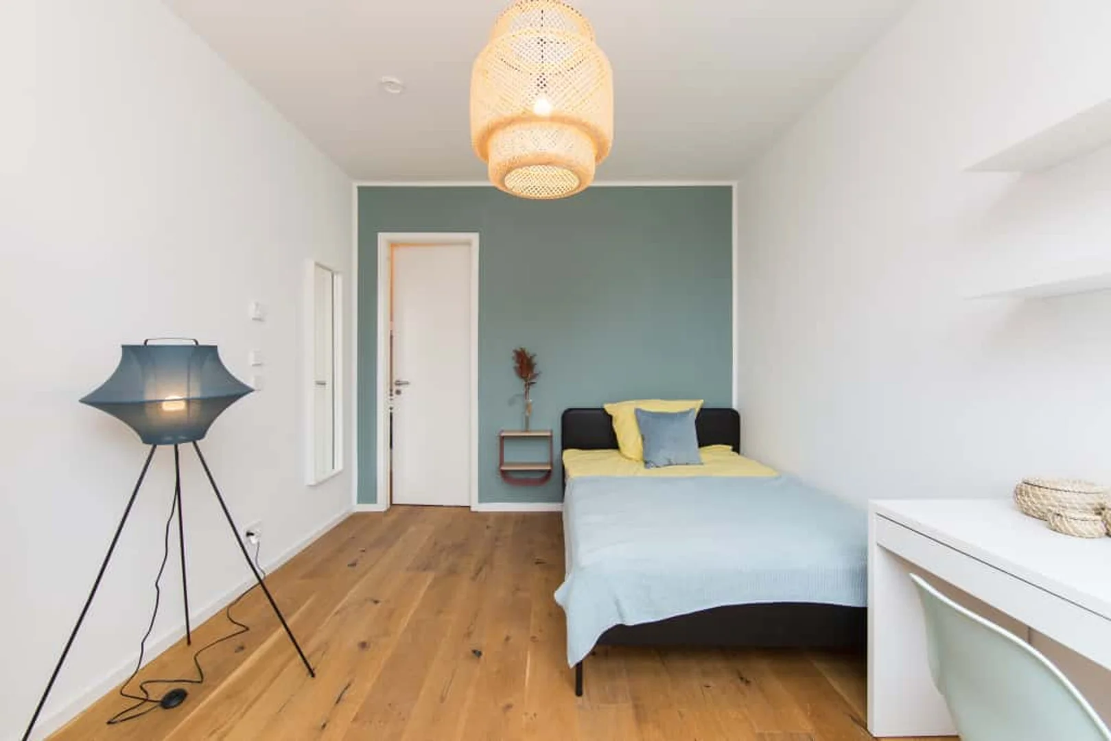 Comfortable and spacious student room in 