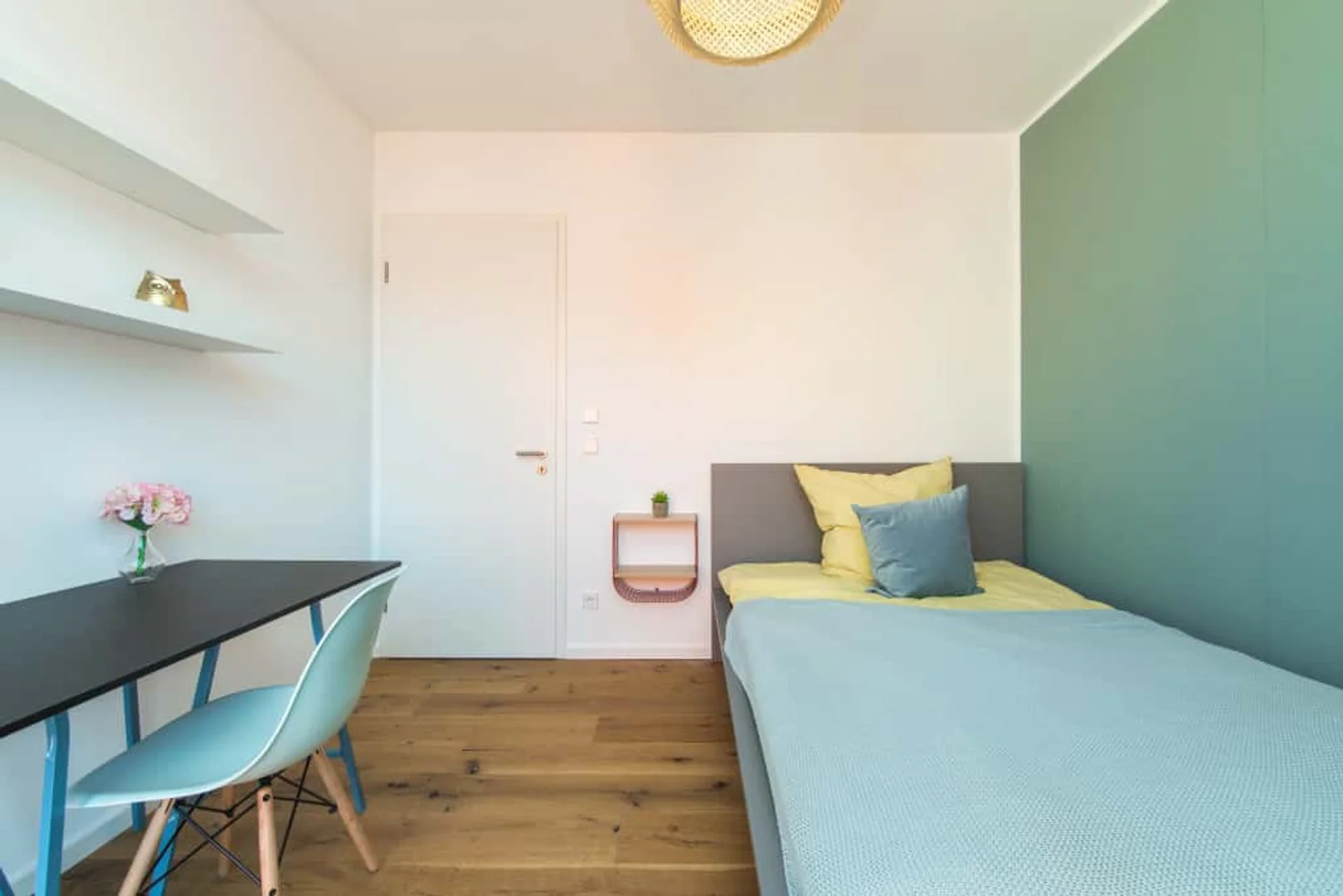 Quarto acolhedor para estudantes disponível em