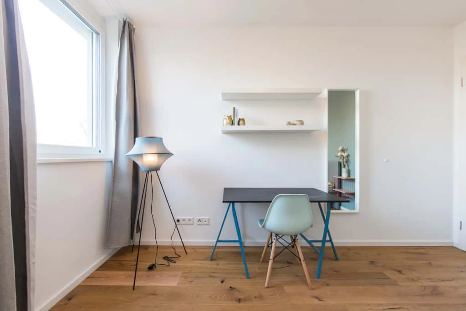 Quarto de estudante em  com área de estudo e instalações partilhadas