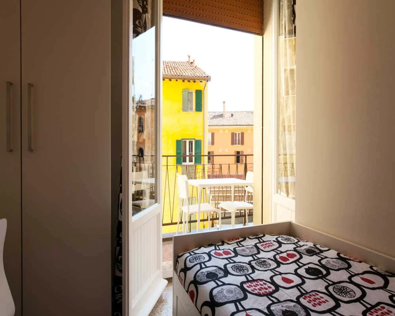 Quarto de estudante luminoso e arejado com acesso fácil à universidade em
