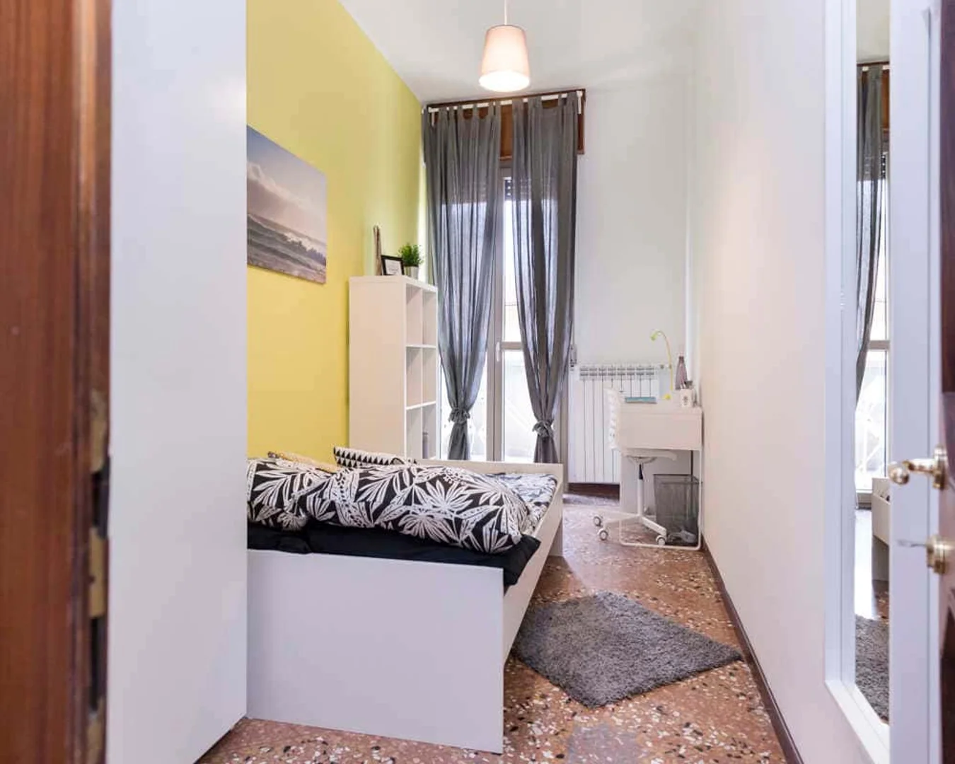 Habitación para estudiantes en con área de estudio y facilidades compartidas