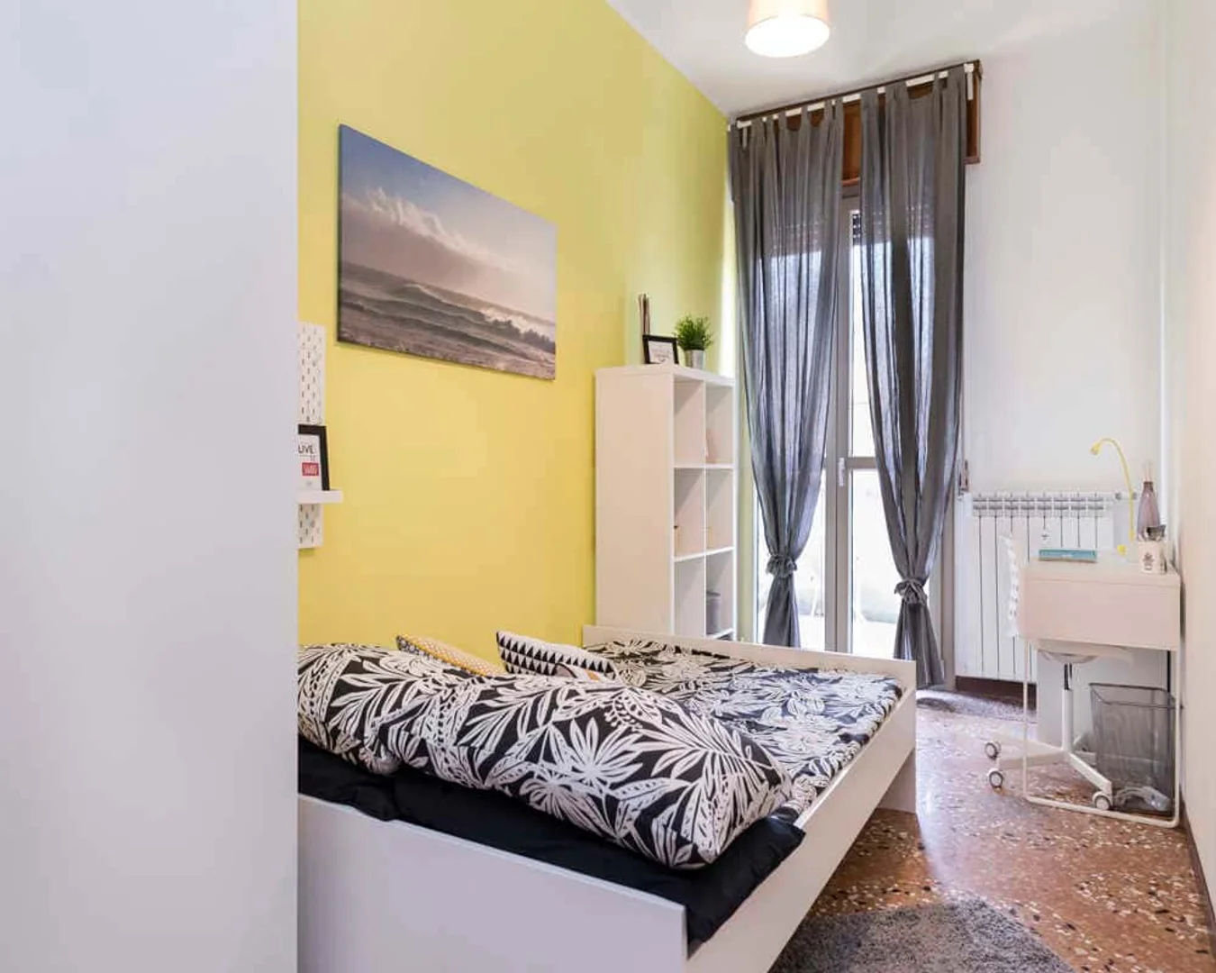 Habitación estudiantil luminosa y aireada con fácil acceso a la universidad en