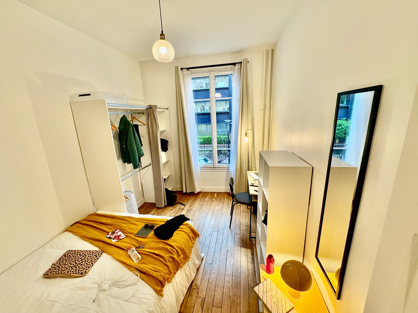Quarto de estudante em  com área de estudo e instalações partilhadas