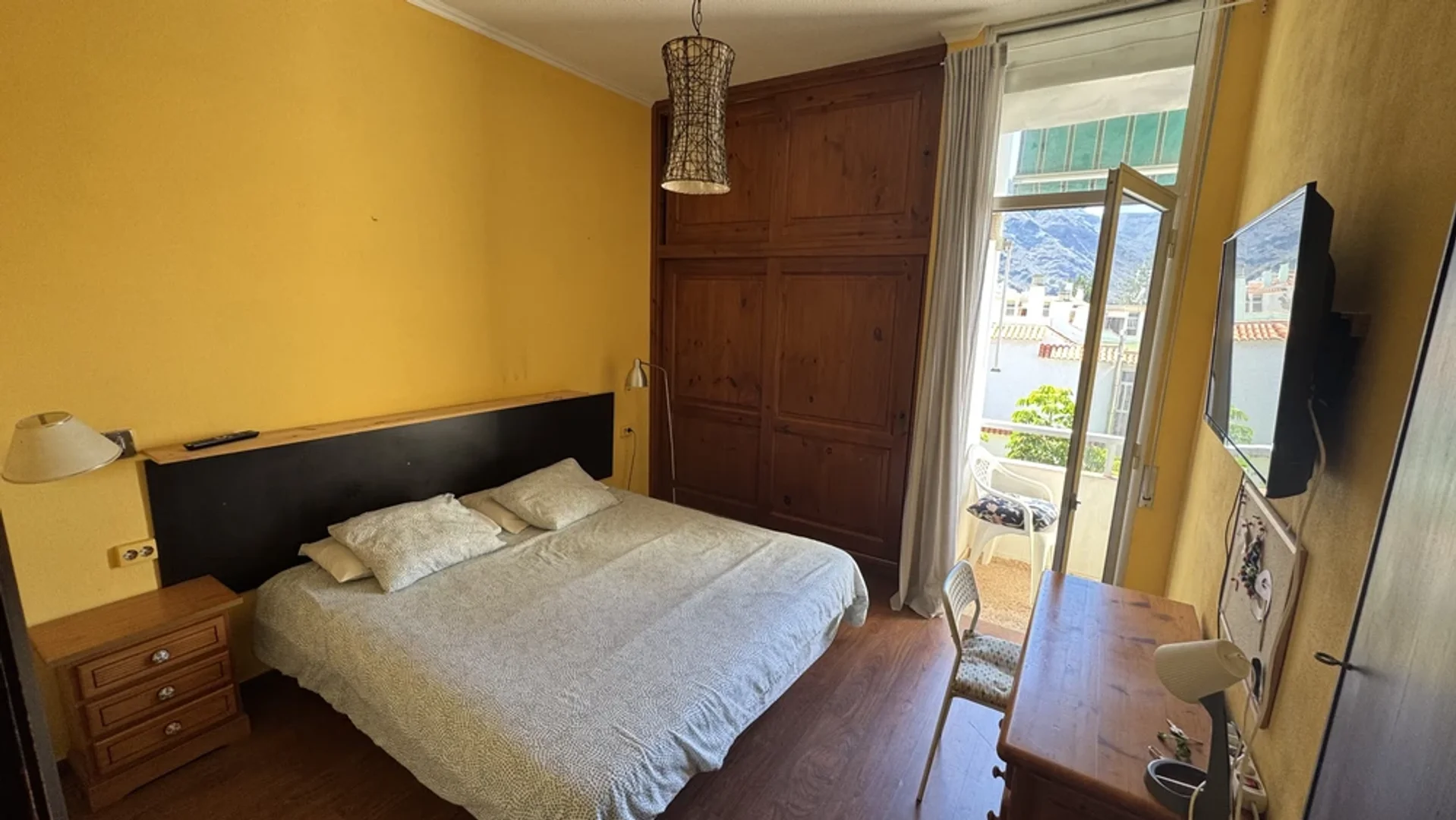 Habitación estudiantil amplia y cómoda en 