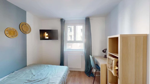 Chambre privée à 29 Rue du Chemin de Fer, 95800 Cergy, France, image 1 de 10