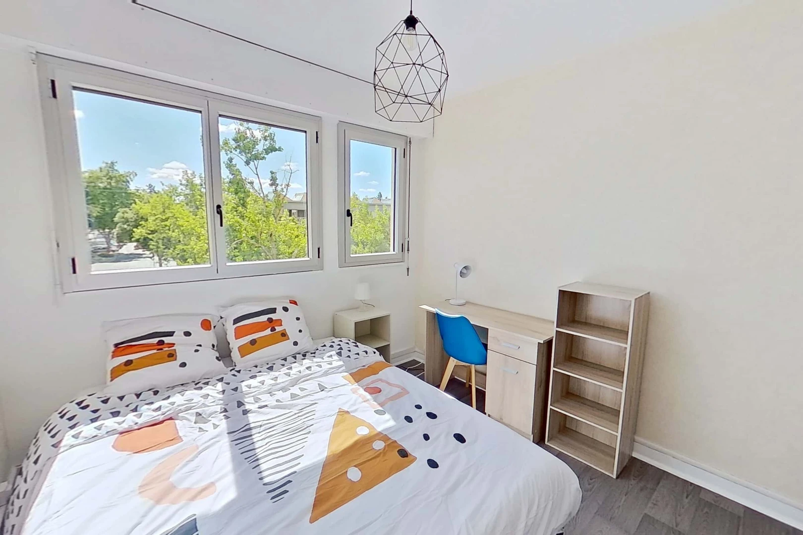 Habitación estudiantil económica con ubicación conveniente en 