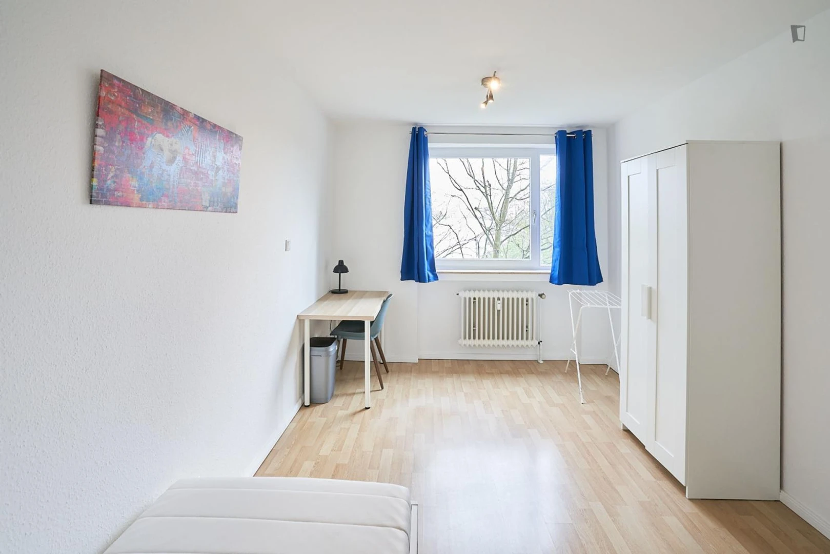 Bezahlbares Zimmer für Studenten mit ausreichender Beleuchtung in