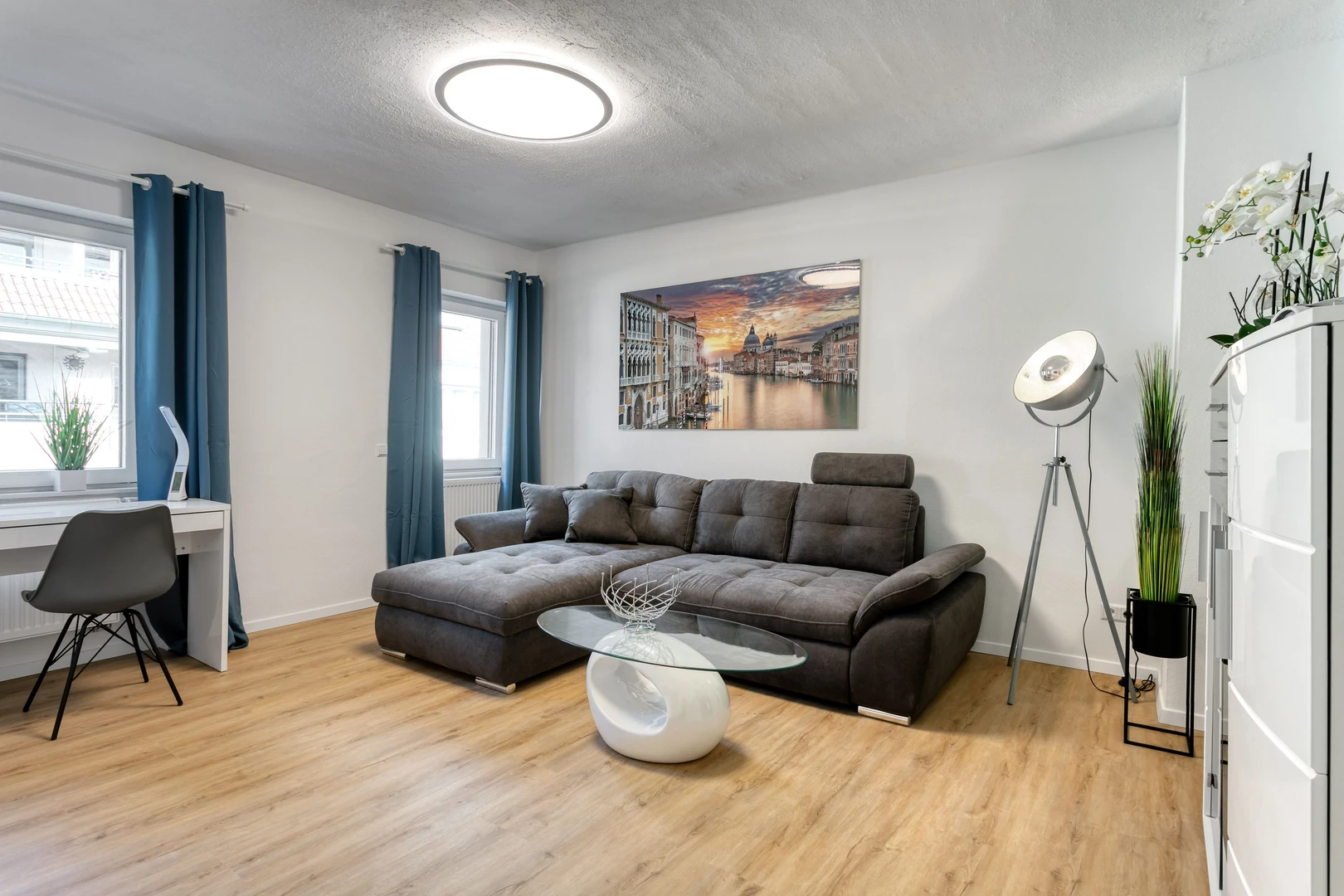 Studentenzimmer in  mit Arbeitsbereich und Gemeinschaftseinrichtungen