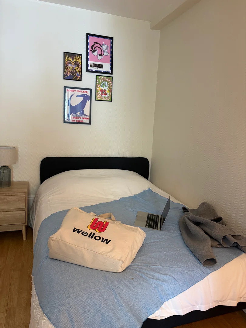 Quarto de estudante luminoso e arejado com acesso fácil à universidade em 