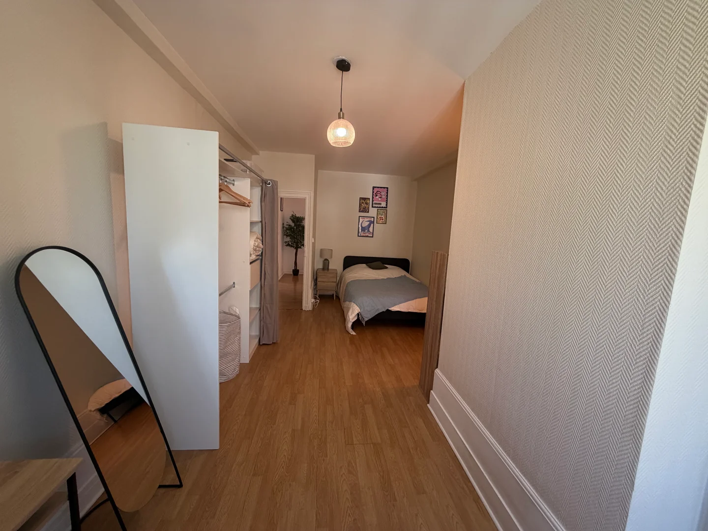 Quarto de estudante económico perto do campus em 