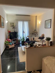 Stanza condivisa in Via Arturo Ferretto, San Fruttuoso, immagine 6 di 10