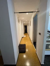 Stanza condivisa in Via Arturo Ferretto, San Fruttuoso, immagine 9 di 10