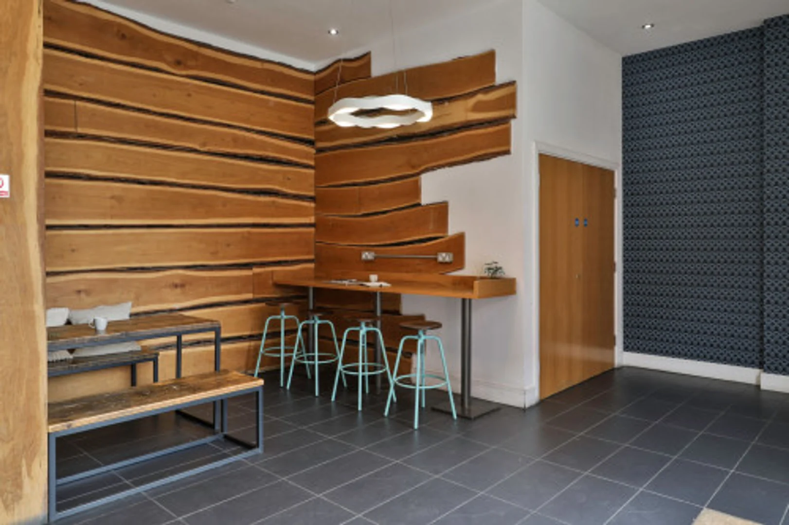 Functional student room perfect for studying in 