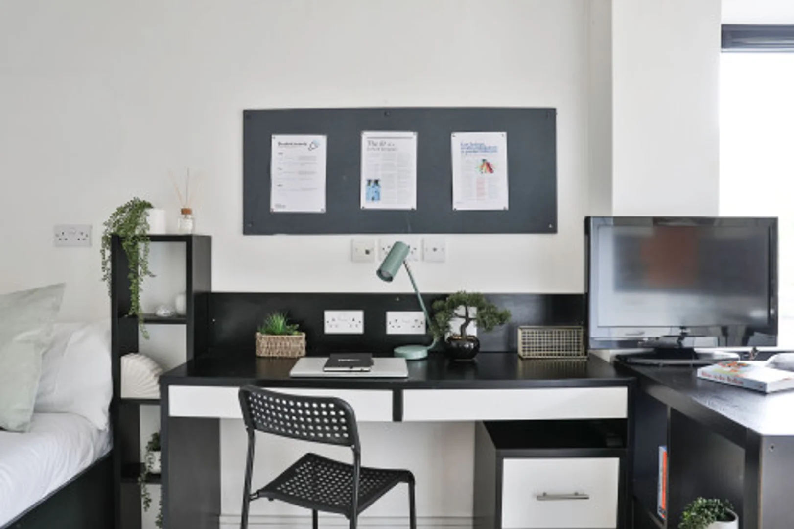 Bright and airy student room with easy university access in 