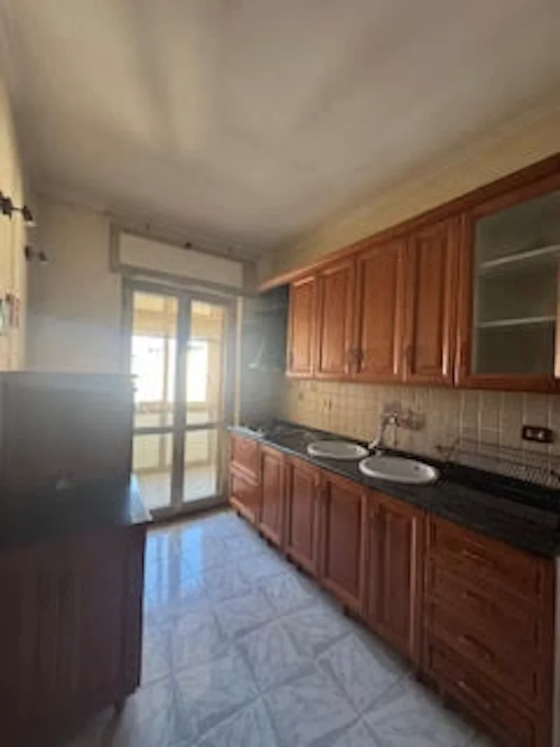 'da öğrenciler için yeterli aydınlatmaya sahip uygun fiyatlı oda