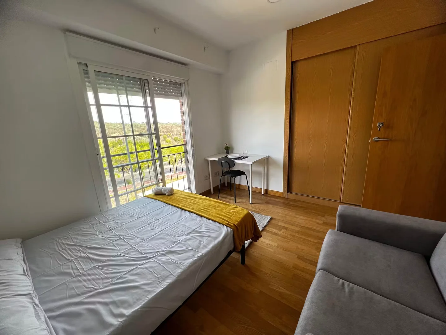 Chambre d'étudiant à  avec espace d'étude et installations communes
