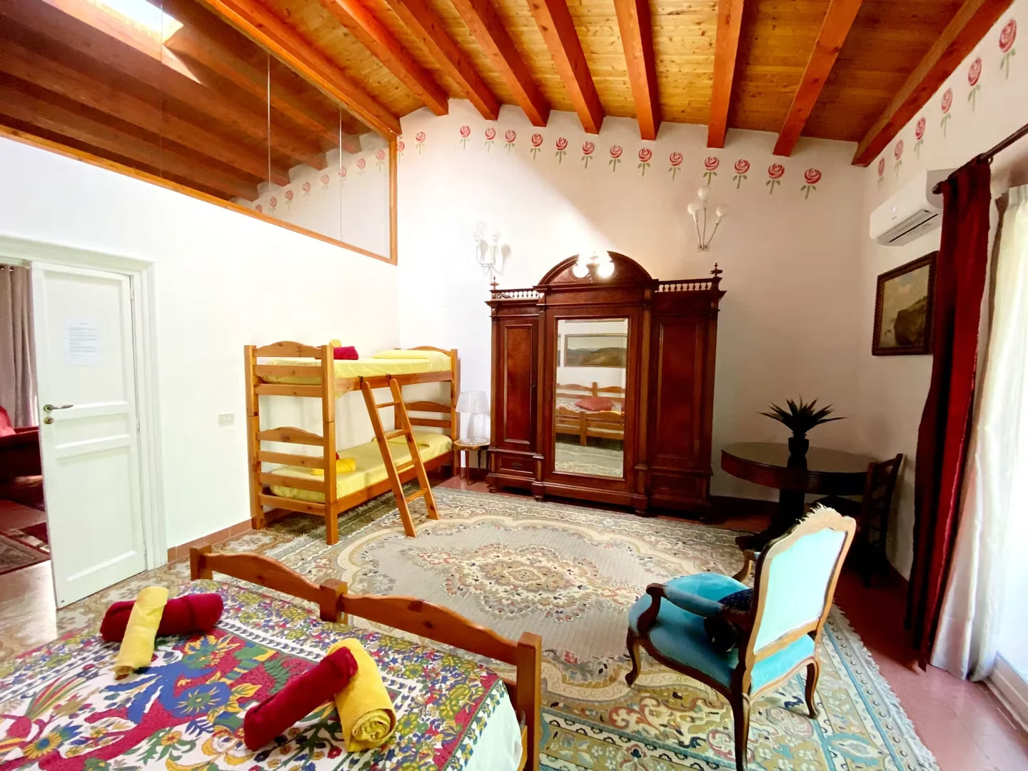 Habitación estudiantil luminosa y aireada con fácil acceso a la universidad en 