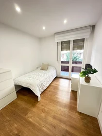 Habitación privada muy luminosa en Pamplona-iruna