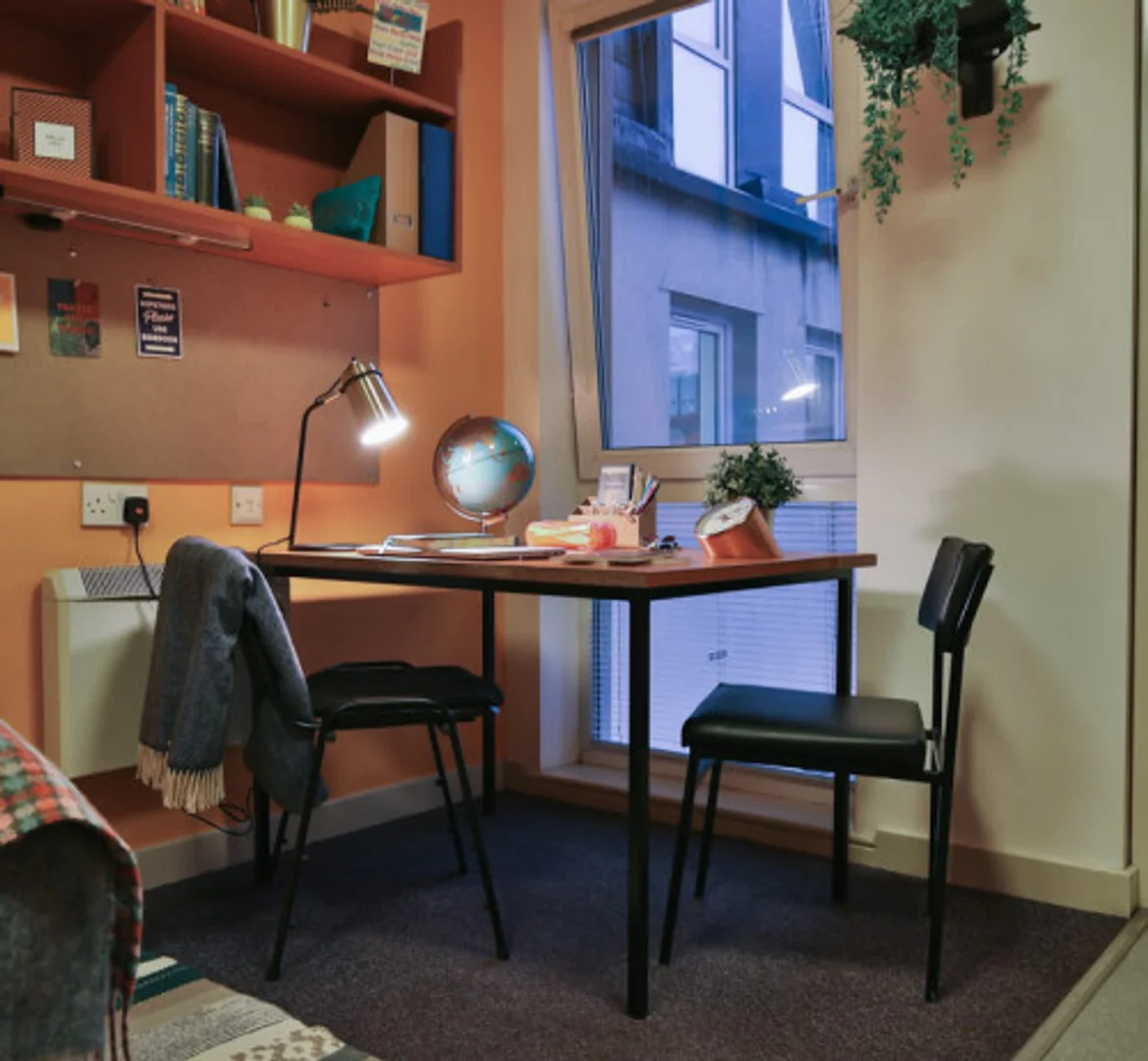 Habitación estudiantil amplia y cómoda en 