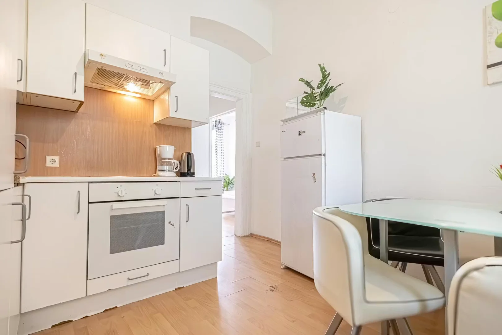 Habitación estudiantil luminosa y aireada con fácil acceso a la universidad en 
