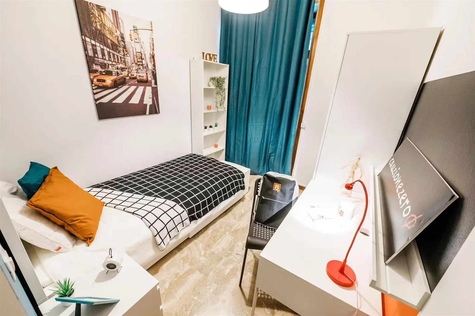 Functional student room perfect for studying in 