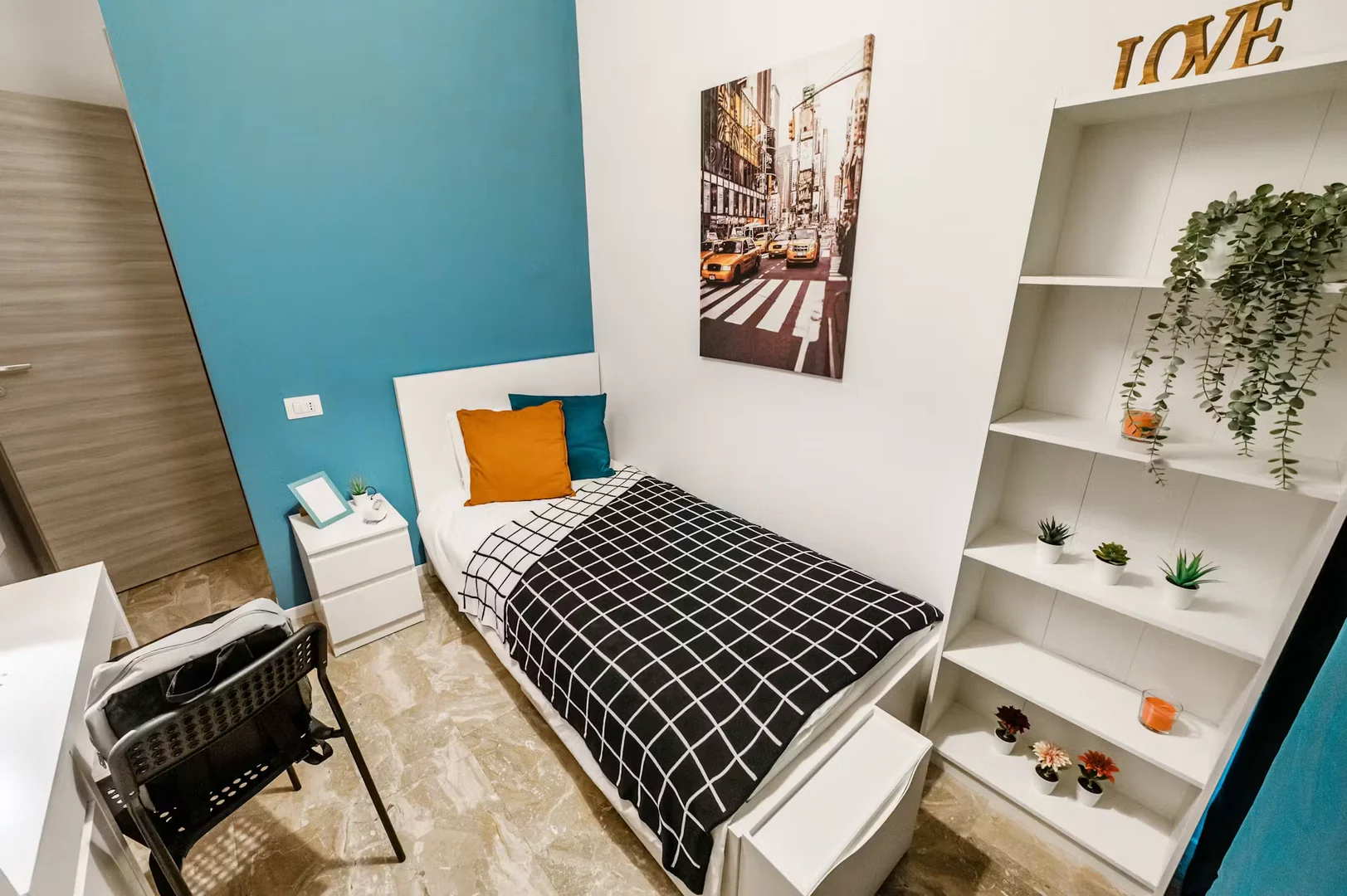 Student-friendly room in  with modern amenities