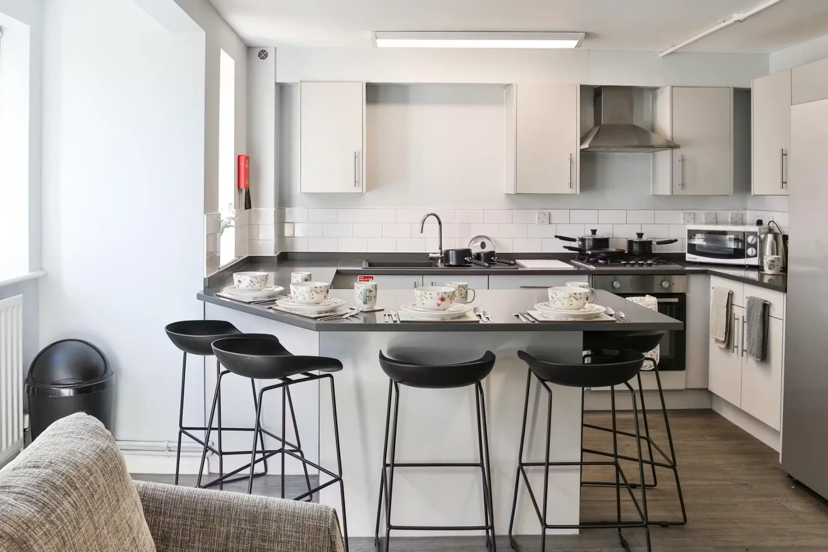 Habitación estudiantil luminosa y aireada con fácil acceso a la universidad en 