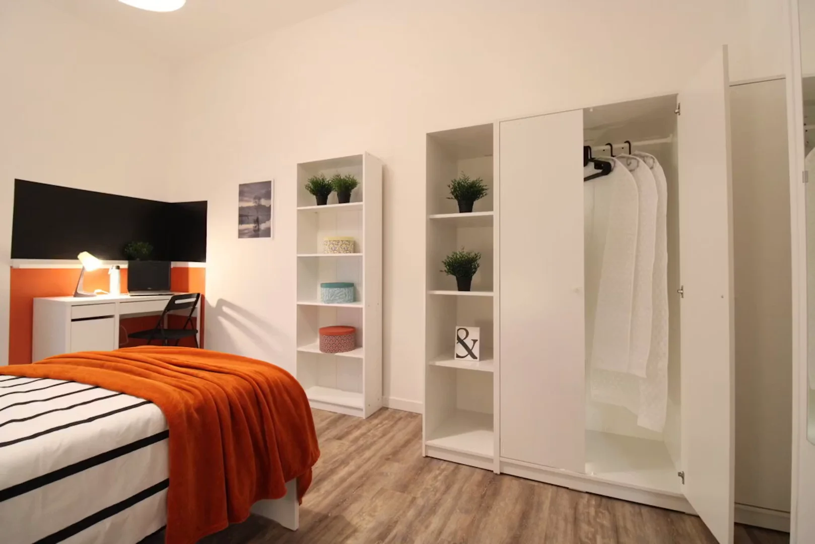Room for rent in student apartment in , fully furnished